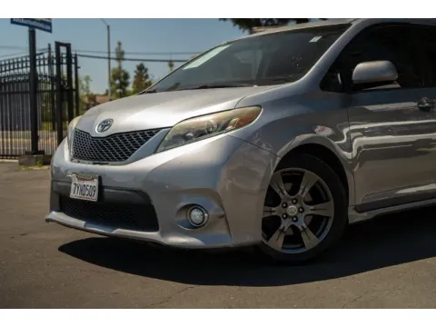 Photos of 2017 Toyota Sienna SE 8-Passenger for sale in Ontario, CA at SoCal Auto Auction