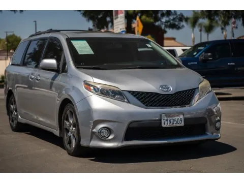 More photos of 2017 Toyota Sienna SE 8-Passenger at SoCal Auto Auction, CA