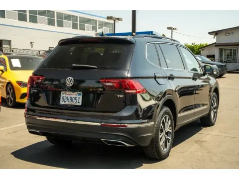 More photos of 2018 Volkswagen Tiguan 2.0T SEL at SoCal Auto Auction, CA
