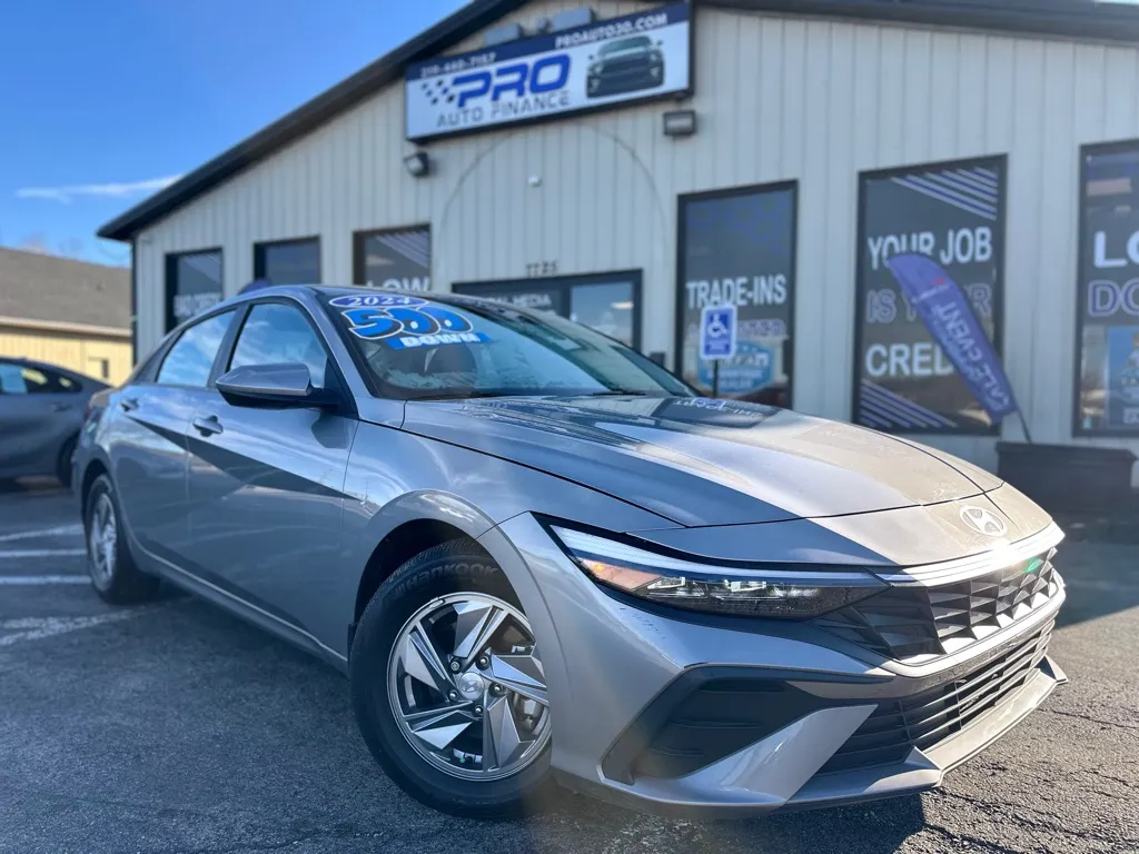 Gray 2024 HYUNDAI ELANTRA SE for sale in Crown Point, IN