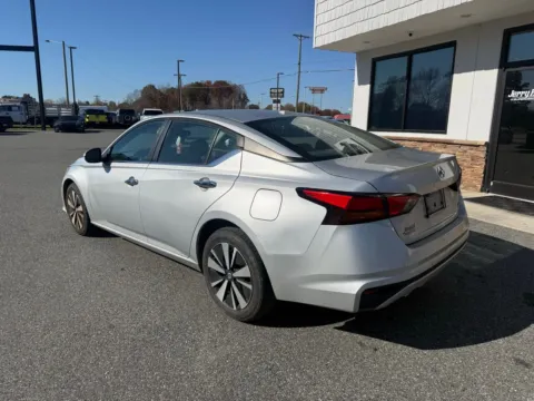 More photos of 2021 Nissan Altima 2.5 SV at Jerry Hunt Supercenter - Lexington, NC