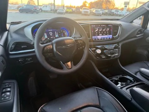 More photos of 2025 Chrysler Pacifica Limited at Jerry Hunt Supercenter - Lexington, NC