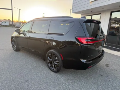 More photos of 2025 Chrysler Pacifica Limited at Jerry Hunt Supercenter - Lexington, NC