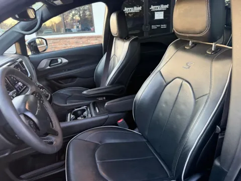 Photos of 2025 Chrysler Pacifica Limited for sale in Lexington, NC at Jerry Hunt Supercenter - Lexington