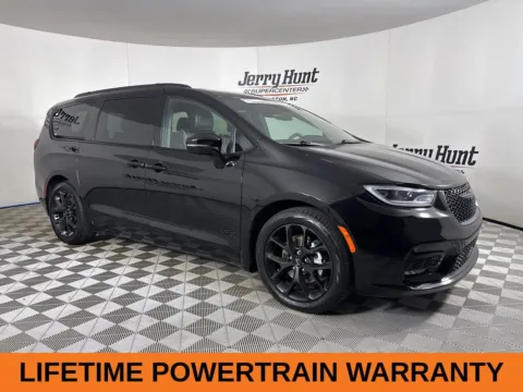 More photos of 2025 Chrysler Pacifica Limited at Jerry Hunt Supercenter - Lexington, NC