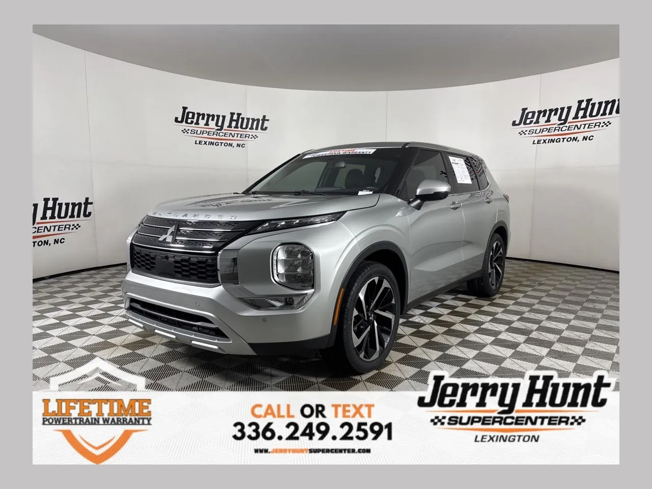 2023 Mitsubishi Outlander SE's photo