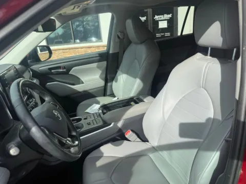 Photos of 2020 Toyota Highlander XLE for sale in Lexington, NC at Jerry Hunt Supercenter - Lexington