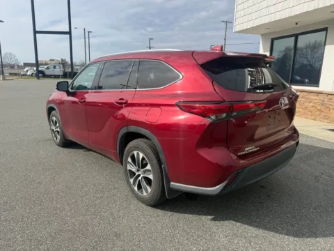 More photos of 2020 Toyota Highlander XLE at Jerry Hunt Supercenter - Lexington, NC