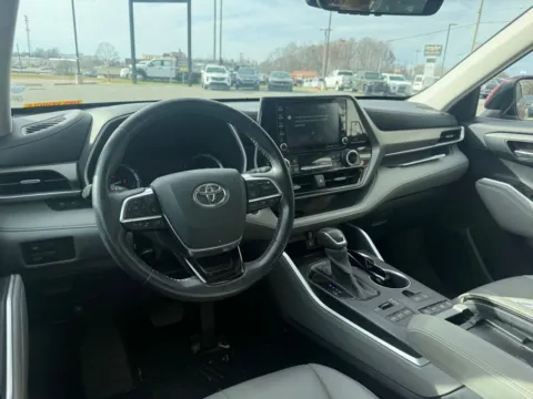 More photos of 2020 Toyota Highlander XLE at Jerry Hunt Supercenter - Lexington, NC