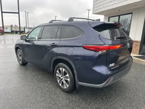 More photos of 2021 Toyota Highlander XLE at Jerry Hunt Supercenter - Lexington, NC