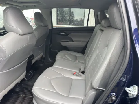 More photos of 2021 Toyota Highlander XLE at Jerry Hunt Supercenter - Lexington, NC