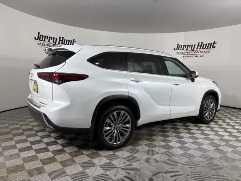 More photos of 2022 Toyota Highlander Platinum at Jerry Hunt Supercenter - Lexington, NC