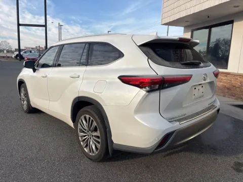 More photos of 2022 Toyota Highlander Platinum at Jerry Hunt Supercenter - Lexington, NC