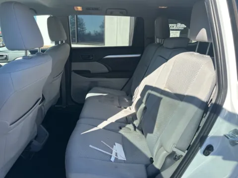 More photos of 2019 Toyota Highlander LE at Jerry Hunt Supercenter - Lexington, NC