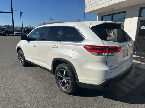 More photos of 2019 Toyota Highlander LE at Jerry Hunt Supercenter - Lexington, NC