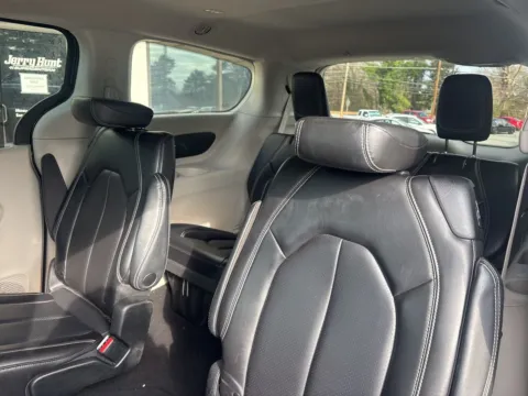More photos of 2023 Chrysler Pacifica Touring L at Jerry Hunt Supercenter - Lexington, NC