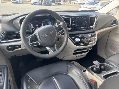 More photos of 2023 Chrysler Pacifica Touring L at Jerry Hunt Supercenter - Lexington, NC
