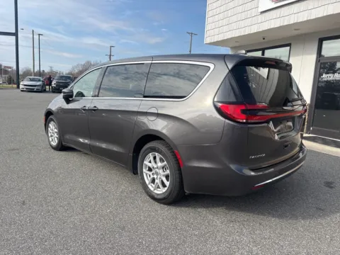 More photos of 2023 Chrysler Pacifica Touring L at Jerry Hunt Supercenter - Lexington, NC