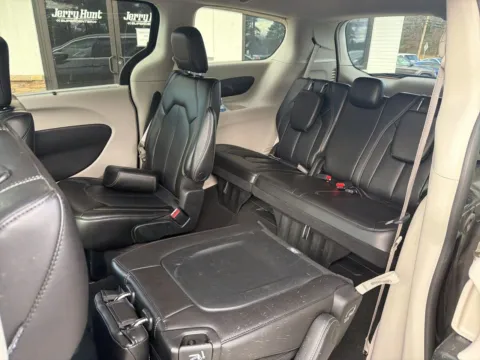 More photos of 2023 Chrysler Pacifica Touring L at Jerry Hunt Supercenter - Lexington, NC