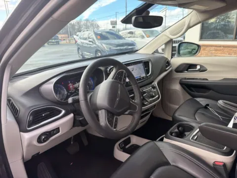 More photos of 2023 Chrysler Pacifica Touring L at Jerry Hunt Supercenter - Lexington, NC