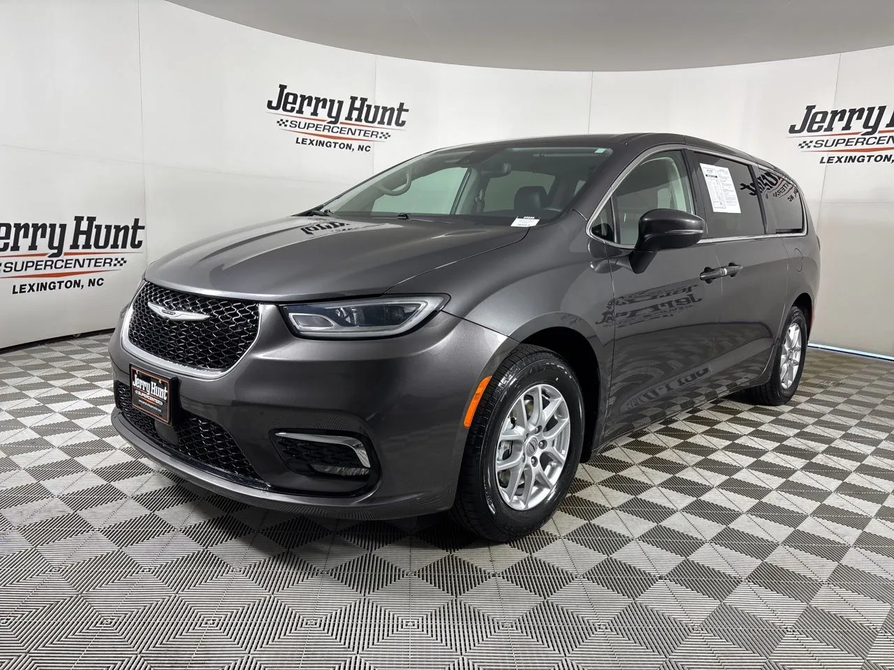 2023 Chrysler Pacifica Touring L's photo