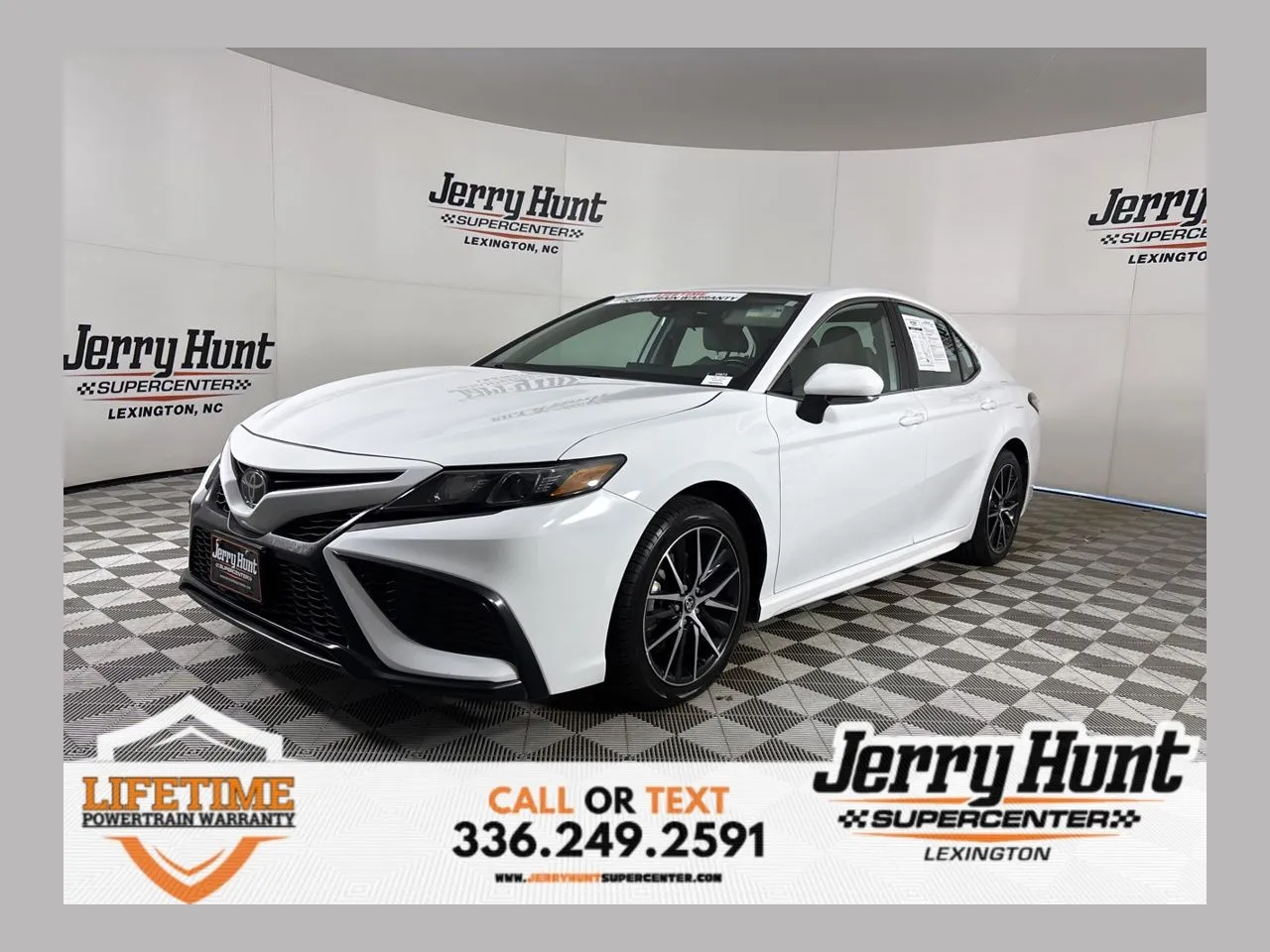 2024 Toyota Camry SE's photo