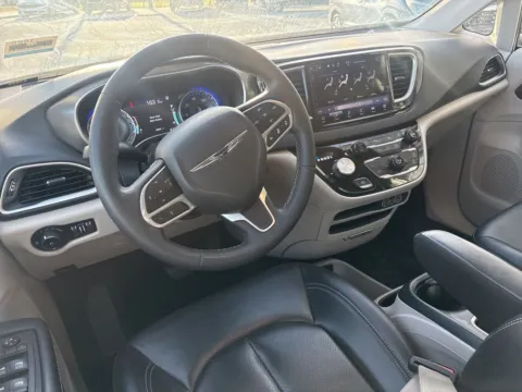 More photos of 2023 Chrysler Pacifica Touring L at Jerry Hunt Supercenter - Lexington, NC