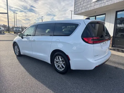 More photos of 2023 Chrysler Pacifica Touring L at Jerry Hunt Supercenter - Lexington, NC