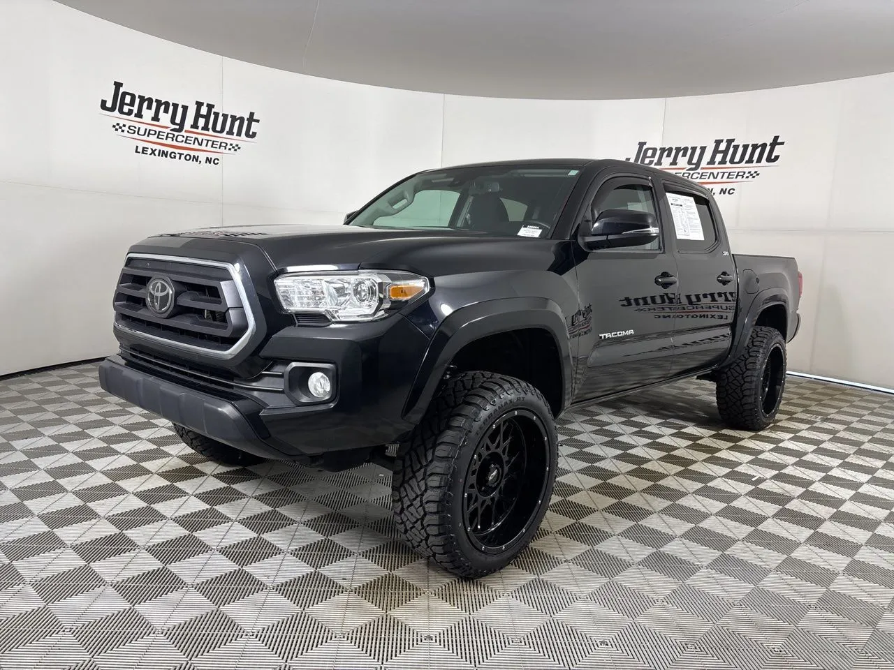2022 Toyota Tacoma SR5's photo