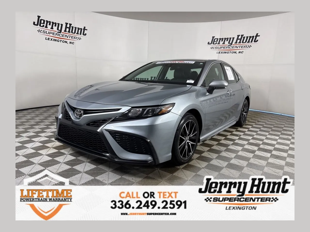 2024 Toyota Camry SE's photo