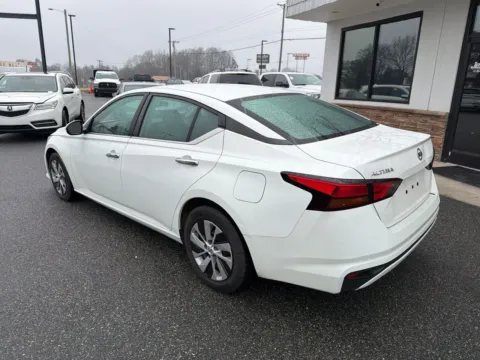 More photos of 2022 Nissan Altima 2.5 S at Jerry Hunt Supercenter - Lexington, NC