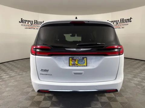 More photos of 2023 Chrysler Pacifica Touring L at Jerry Hunt Supercenter - Lexington, NC