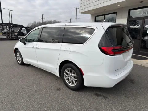 More photos of 2023 Chrysler Pacifica Touring L at Jerry Hunt Supercenter - Lexington, NC