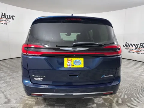 More photos of 2022 Chrysler Pacifica Hybrid Limited at Jerry Hunt Supercenter - Lexington, NC