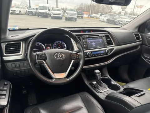 More photos of 2019 Toyota Highlander XLE at Jerry Hunt Supercenter - Lexington, NC