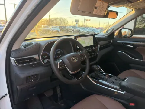 More photos of 2025 Toyota Highlander Hybrid Limited 25th Edition at Jerry Hunt Supercenter - Lexington, NC