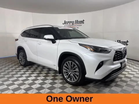 More photos of 2025 Toyota Highlander Hybrid XLE at Jerry Hunt Supercenter - Lexington, NC