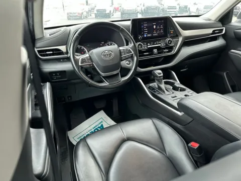 More photos of 2023 Toyota Highlander XLE at Jerry Hunt Supercenter - Lexington, NC