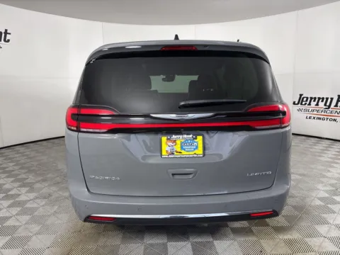More photos of 2023 Chrysler Pacifica Limited at Jerry Hunt Supercenter - Lexington, NC
