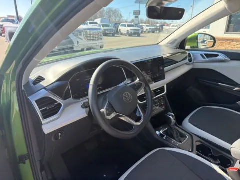 More photos of 2025 Volkswagen Taos 1.5T SE at Jerry Hunt Supercenter - Lexington, NC