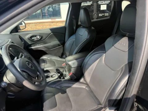 More photos of 2022 Jeep Cherokee Latitude Lux at Jerry Hunt Supercenter - Lexington, NC