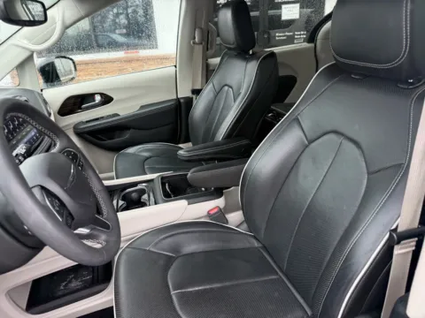 More photos of 2024 Chrysler Pacifica Limited at Jerry Hunt Supercenter - Lexington, NC