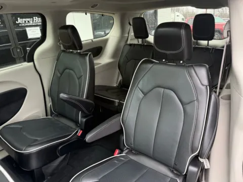 More photos of 2023 Chrysler Pacifica Limited at Jerry Hunt Supercenter - Lexington, NC