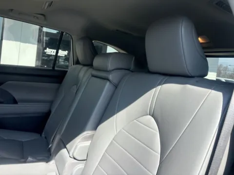 More photos of 2022 Toyota Highlander XLE at Jerry Hunt Supercenter - Lexington, NC
