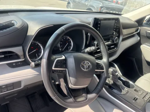 More photos of 2022 Toyota Highlander XLE at Jerry Hunt Supercenter - Lexington, NC