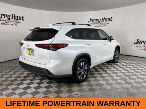 More photos of 2022 Toyota Highlander XLE at Jerry Hunt Supercenter - Lexington, NC