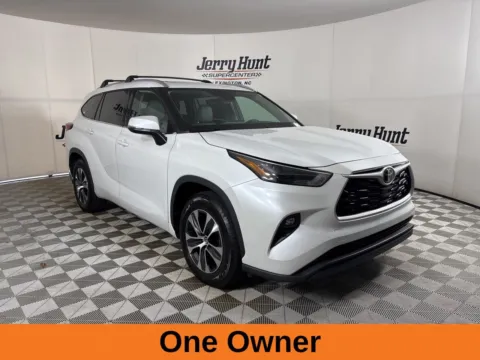More photos of 2022 Toyota Highlander XLE at Jerry Hunt Supercenter - Lexington, NC