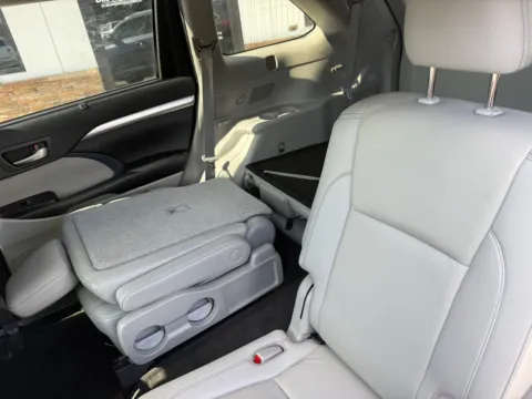 More photos of 2019 Toyota Highlander at Jerry Hunt Supercenter - Lexington, NC