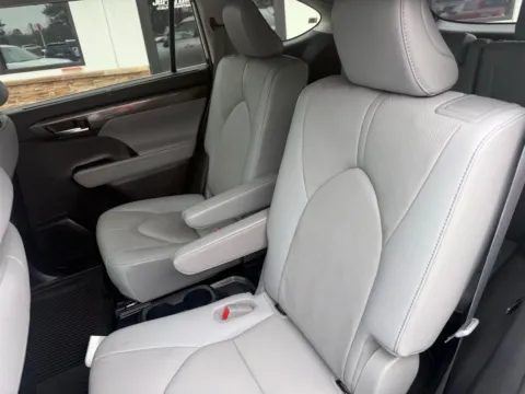 More photos of 2021 Toyota Highlander Platinum at Jerry Hunt Supercenter - Lexington, NC