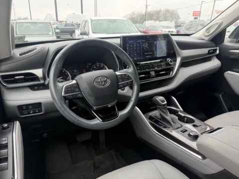 More photos of 2021 Toyota Highlander Platinum at Jerry Hunt Supercenter - Lexington, NC